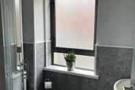 In-room Bathroom City Central Townhouse by BHR Apartments