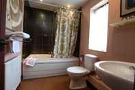 Phòng tắm bên trong Cornfields Hotel & Restaurant