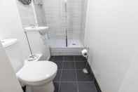 In-room Bathroom Grand Swiss Cottage Apartment