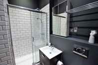 Phòng tắm bên trong The Hubert - Your Apartment