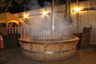 Entertainment Facility Squirrel Barn. Hi-spec. Hot tub & Wifi. Sleeps 14