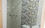 In-room Bathroom 6 Apartahoteles Maral