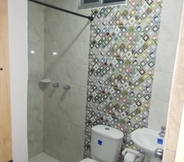 In-room Bathroom 6 Apartahoteles Maral