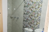 In-room Bathroom Apartahoteles Maral