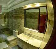 In-room Bathroom 4 Royal Reach Family Resort