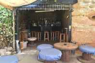 Bar, Kafe, dan Lounge 17th-century One Bed Studio With Parking & Garden!