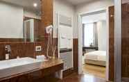 In-room Bathroom 3 Hotel Michelangelo