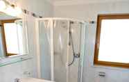 In-room Bathroom 7 Pension Volgger