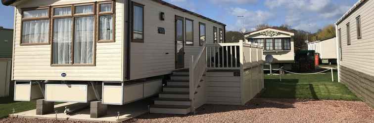 Exterior Beautiful 2-bed Caravan in Stratford-upon-avon