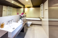 In-room Bathroom FriendHouse - Sobieski Residence