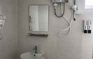 Toilet Kamar 2 Summer Hotel