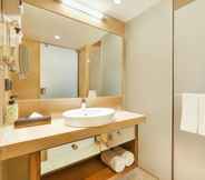 In-room Bathroom 2 Lemon Tree Hotel Viman Nagar Pune