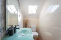 In-room Bathroom Rato Cozy 3BR with Balcony, by LU Holidays