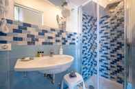In-room Bathroom Caruso Sea View
