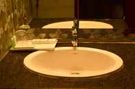 In-room Bathroom Hotel Suraj Palace