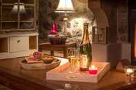 Quầy bar, cafe và phòng lounge Hameau d'hôtes la Roseraie Drome