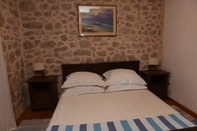 Kamar Tidur Dalmatian traditional apartment