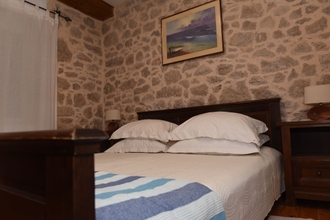 Kamar Tidur 4 Dalmatian traditional apartment