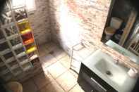 In-room Bathroom Tarifa Kite House / Apartamento A