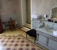In-room Bathroom 7 Justin de Provence