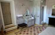 In-room Bathroom 6 Justin de Provence