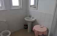 In-room Bathroom 4 Waverley Inn