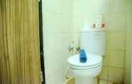 Toilet Kamar 6 Prime Location Studio Apartment at Elpis Residence near Ancol