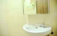 Toilet Kamar 5 Prime Location Studio Apartment at Elpis Residence near Ancol