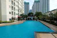Kolam Renang Cozy 2BR Cosmo Residence Apartment near Thamrin City Mall