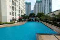 Kolam Renang Cozy 2BR Cosmo Residence Apartment near Thamrin City Mall