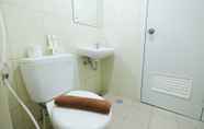 Toilet Kamar 7 Modern and Cozy 2BR @Springlake Bekasi Apartment