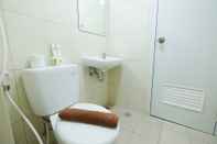 Toilet Kamar Modern and Cozy 2BR @Springlake Bekasi Apartment