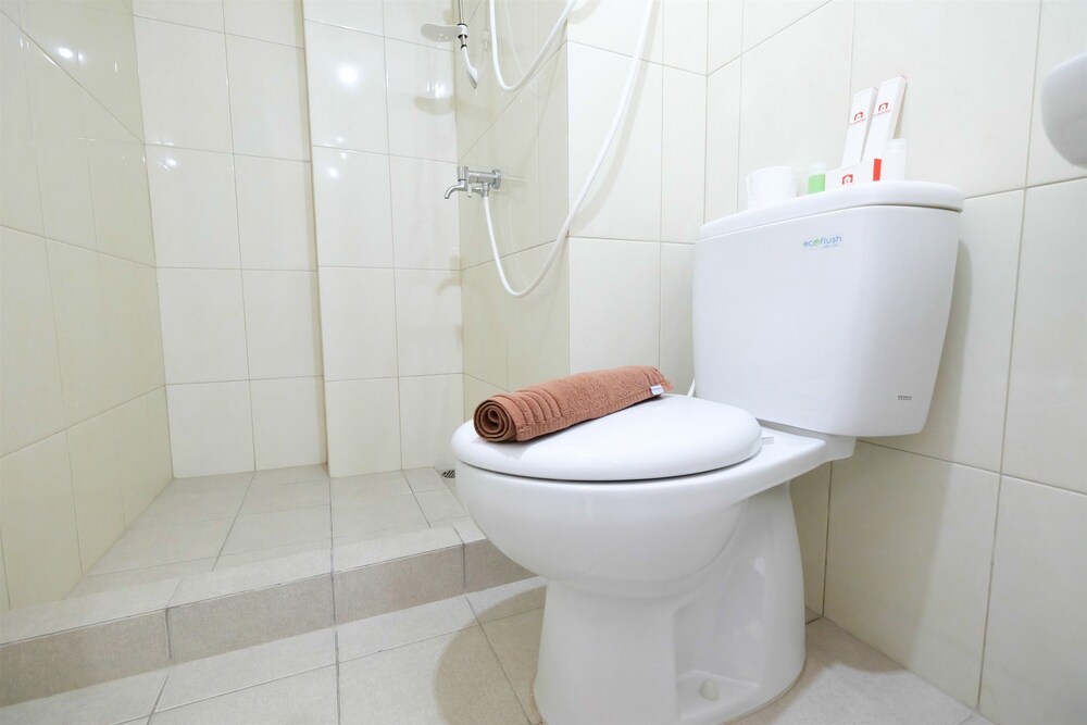 In-room Bathroom 4 Modern and Cozy 2BR @Springlake Bekasi Apartment