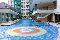 สระว่ายน้ำ Comfy 2BR Apartment Salemba Residence