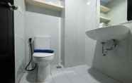 Toilet Kamar 6 Nice & Comfy Studio Apartment Casa De Parco