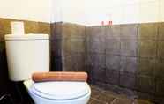 Toilet Kamar 7 Minimalist Studio Green Pramuka Apartment