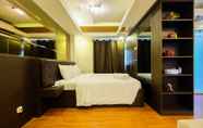 Kamar Tidur 7 Spacious Studio Room at Green Pramuka Apartment