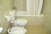 Toilet Kamar Apartamentos Pins Marina 46