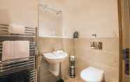 In-room Bathroom 2 Seaview Hotel