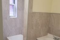 Toilet Kamar Furnished Empire Blvd Guest House