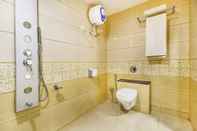 Toilet Kamar FabHotel Royal Palace