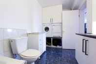 Toilet Kamar Apartment R23