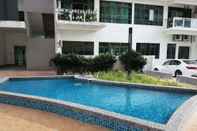 สระว่ายน้ำ Parc Regency Serviced Apartment