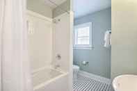 In-room Bathroom Gallery Stays - Parkside Loft