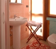 Toilet Kamar 6 B&B Villa Valentino