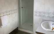 Toilet Kamar 6 Holbrook Motor Village