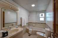 Phòng tắm bên trong J5 Four Bedroom Villa in Mirdif