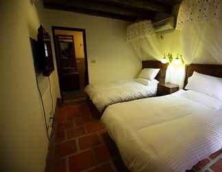 Kamar Tidur 2 Tomato red classical Homestay