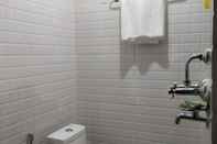 In-room Bathroom Hotel Samrajya