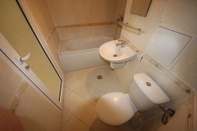 Toilet Kamar Menada Apartments in Sunny Beach Hills